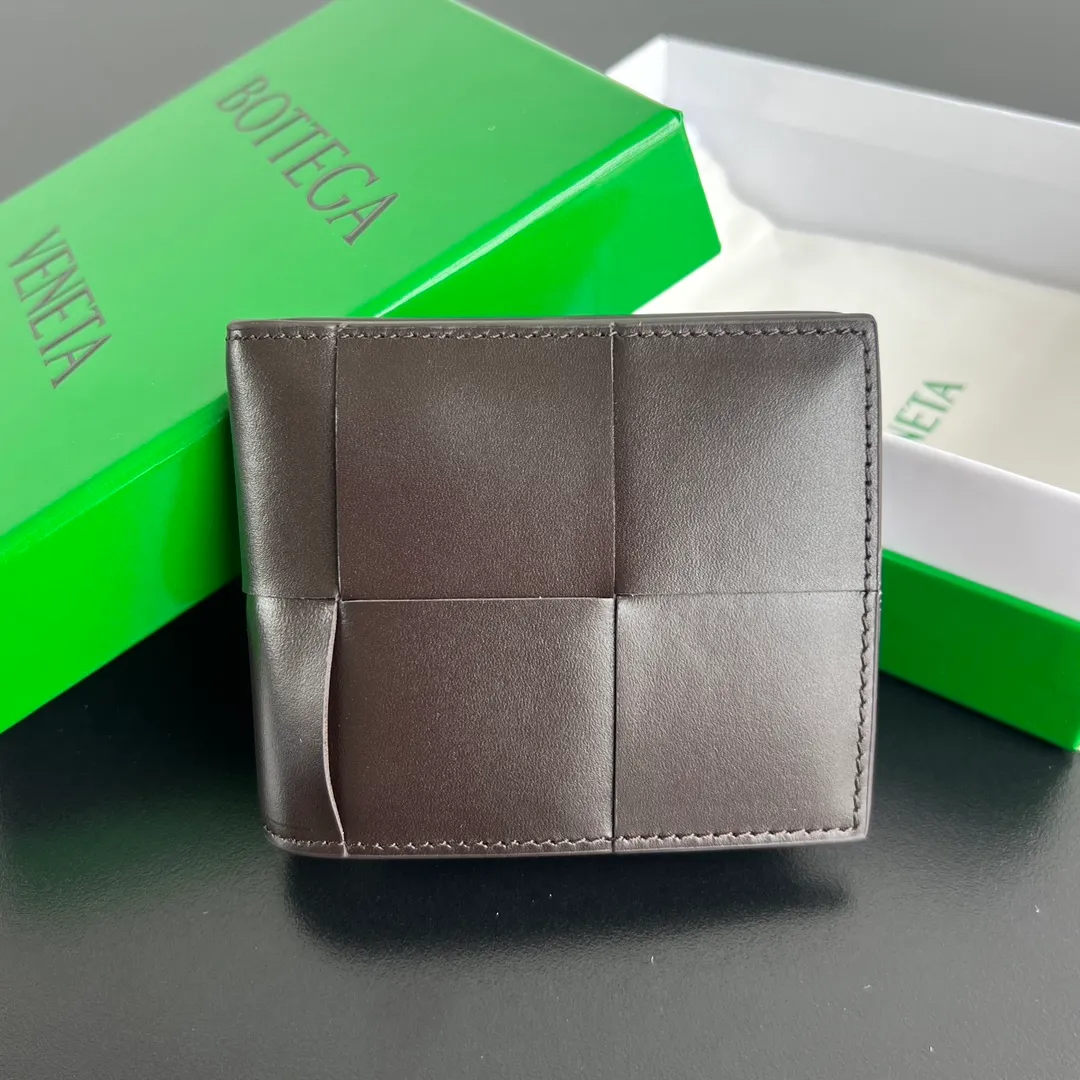 #Bv New large woven plaid double-fold short clip with coin pocket 649605👏 A short clip with a coin pocket. There is a place to put coins and change☄️ Made of original cowhide. It is soft and delicate and makes people want to touch it all the time. It is equipped with 4 card slots, 2 banknote compartments, 2 extra pockets, and 1 coin purse. It is very tasteful and low-key. It is very good in terms of texture and practicality. Highly recommended👍👍 Dimensions: 11x9.5 p600
